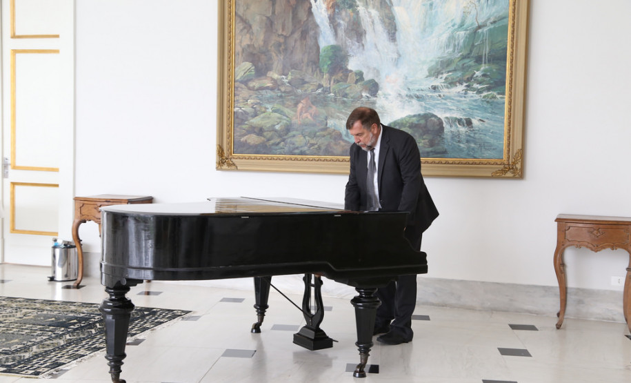 Copa do Mundo será tema pedagógico na sala de aula Secretaria da Educação e a Coordenação Geral da Copa do Mundo 2014 no Paraná lançam livro que integra o tema às disciplinas curriculares. <br />
<br />
Veja mais fotos em: <a href=" https://www.flickr.com/photos/flavioarns/sets/72157643369878354/" target="_blank"> https://www.flickr.com/photos/flavioarns </a>