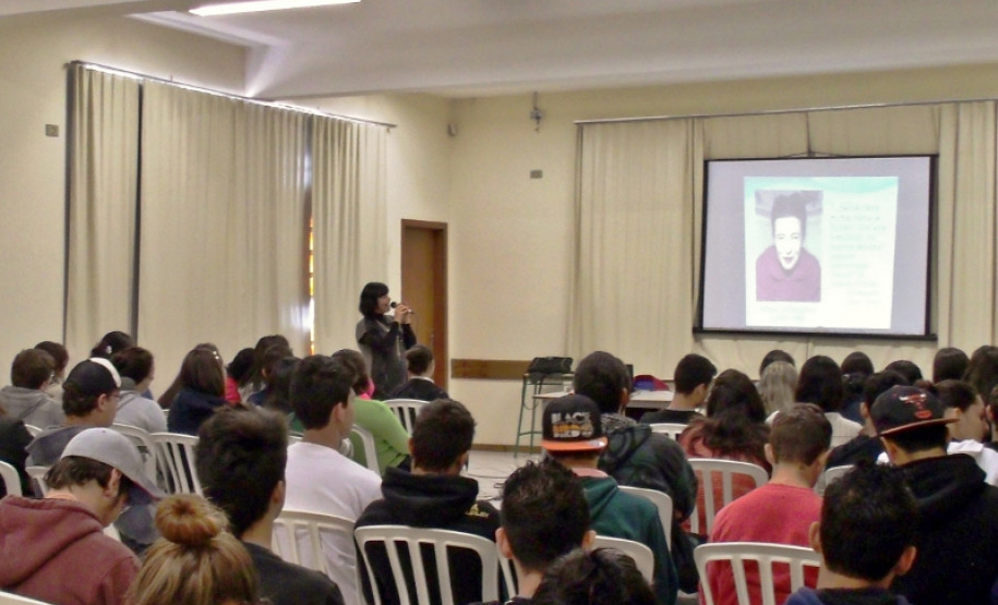 Professora de Sociologia Joana D’Arc Moreira Nolli em oficina para alunos.