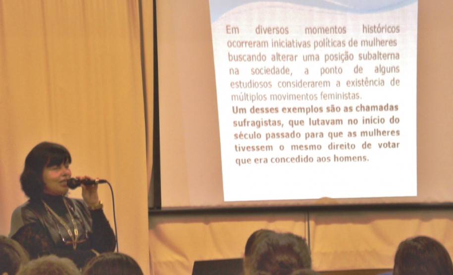 Professora de Sociologia Joana D’Arc Moreira Nolli em oficina para alunos.