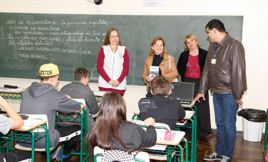 Entrega de laptop para a aluna de baixa visão Raianne Vitória Ruas. 04-04-14.