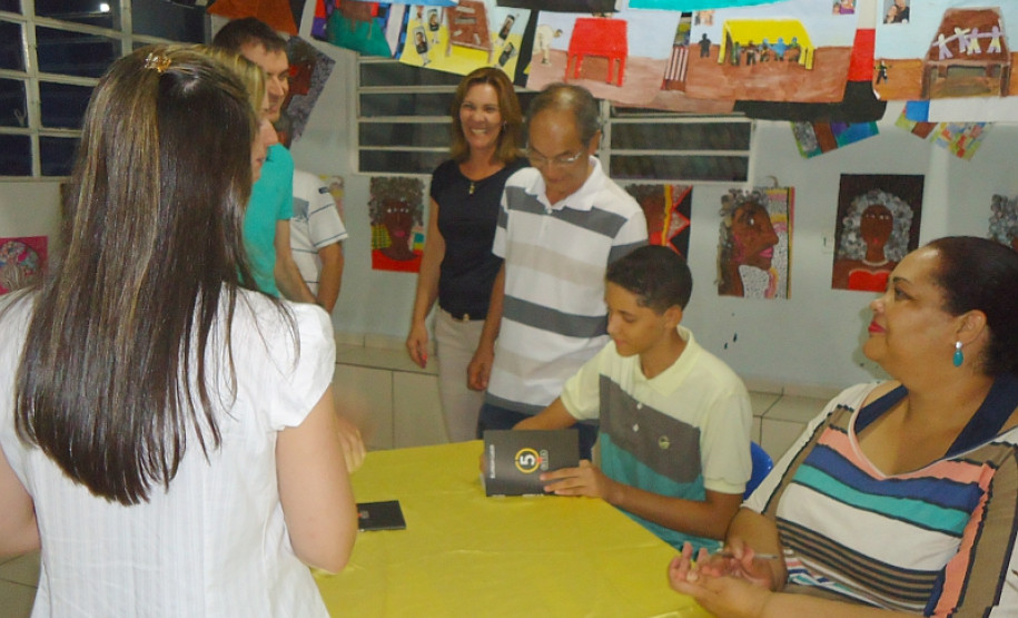 O projeto de leitura “Ler transforma o mundo”, do Colégio Estadual João Paulo II, de Realeza, Sudoeste do Paraná, rendeu o lançamento do livro “5 à mesa” escrito pelo aluno Eliaquim Lucca, 15 anos, do 2º ano do ensino médio.