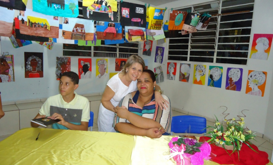 O projeto de leitura “Ler transforma o mundo”, do Colégio Estadual João Paulo II, de Realeza, Sudoeste do Paraná, rendeu o lançamento do livro “5 à mesa” escrito pelo aluno Eliaquim Lucca, 15 anos, do 2º ano do ensino médio.