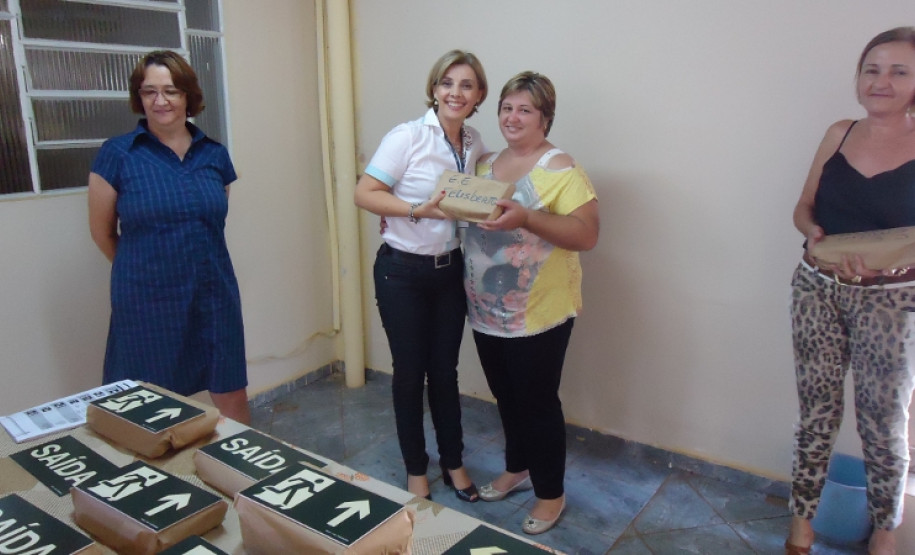 As escolas atendidas pelo Núcleo Regional de Educação de Cianorte começaram a receber no início dessa semana as placas de segurança que serão fixadas em todas as instituições de ensino para facilitar a organização do ambiente e auxiliar o trabalho dos brigadistas escolares em casos de emergência.