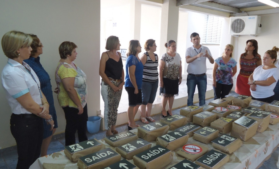 As escolas atendidas pelo Núcleo Regional de Educação de Cianorte começaram a receber no início dessa semana as placas de segurança que serão fixadas em todas as instituições de ensino para facilitar a organização do ambiente e auxiliar o trabalho dos brigadistas escolares em casos de emergência.