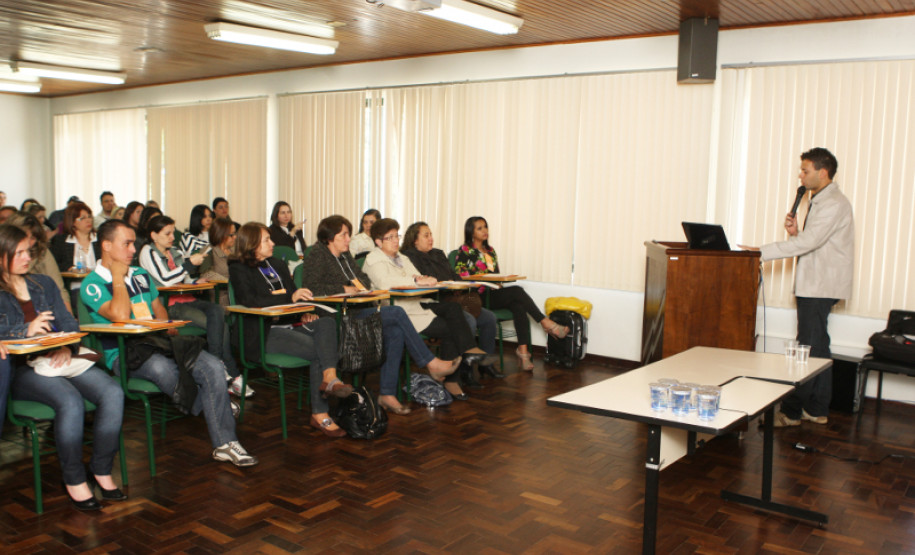 Reunião discute sistema de frequência escolar