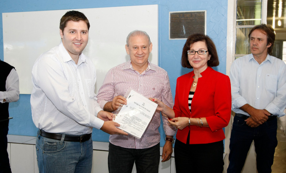 CEEP Assis Brasil em Clevelândia receberá novas acomodações para alunos e novos laboratórios, chefe do Núcleo Regional de Educação de Pato Branco assina documento. 11-04-14.