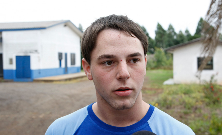 CEEP Assis Brasil em Clevelândia receberá novas acomodações para alunos e novos laboratórios, na foto o aluno Ronaldo Luiz. 11-04-14.