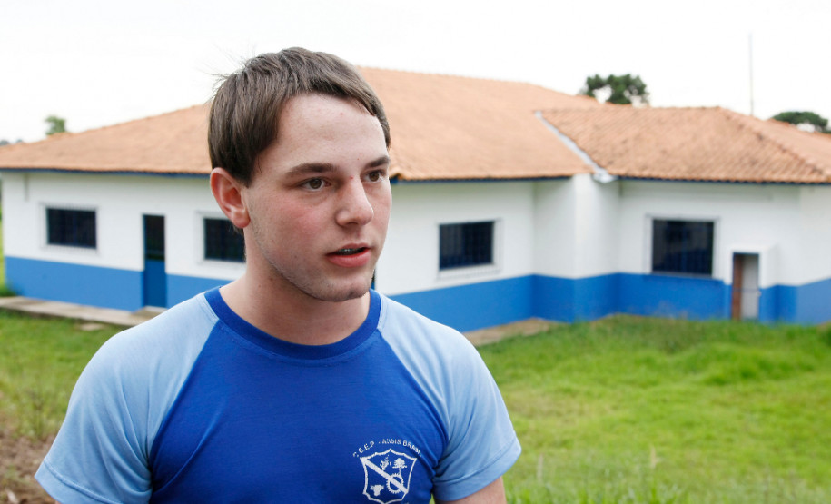 CEEP Assis Brasil em Clevelândia receberá novas acomodações para alunos e novos laboratórios, na foto o aluno Ronaldo Luiz. 11-04-14.