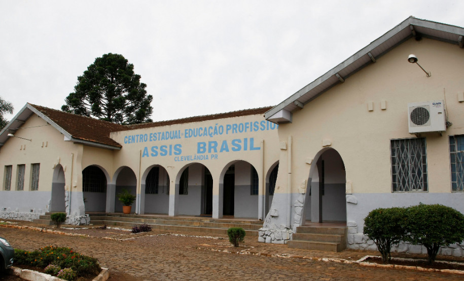 CEEP Assis Brasil em Clevelândia receberá novas acomodações para alunos e novos laboratórios. 11-04-14.