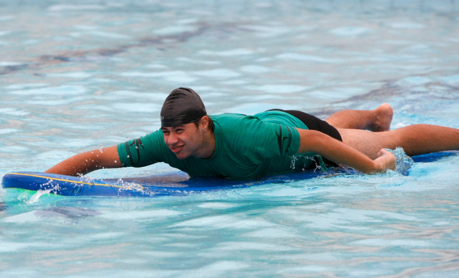 Aula de Surf na piscina do Colégio Estadual do Paraná. 09-04-14. Foto: Hedeson Alves
