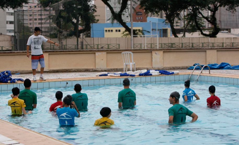 Aula de Surf na piscina do Colégio Estadual do Paraná. 09-04-14. Foto: Hedeson Alves