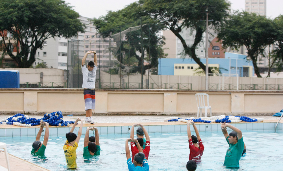 Aula de Surf na piscina do Colégio Estadual do Paraná. 09-04-14. Foto: Hedeson Alves