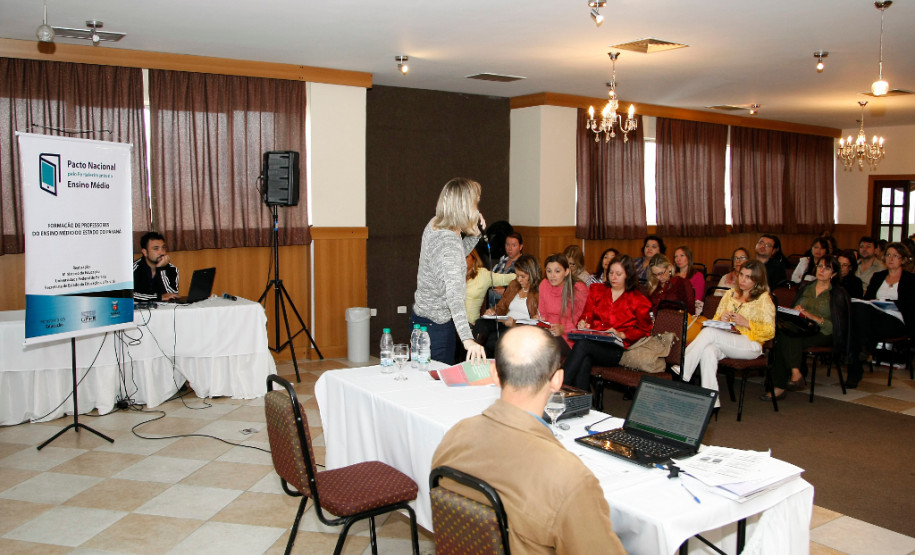 Os professores destacados como formadores regionais e supervisores do Pacto Nacional do Ensino Médio no Paraná participam, em Curitiba, de curso de formação.