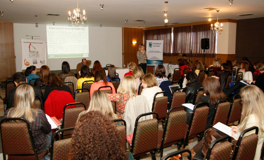 Os professores destacados como formadores regionais e supervisores do Pacto Nacional do Ensino Médio no Paraná participam, em Curitiba, de curso de formação.