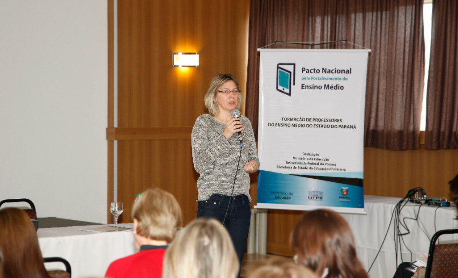 Os professores destacados como formadores regionais e supervisores do Pacto Nacional do Ensino Médio no Paraná participam, em Curitiba, de curso de formação.