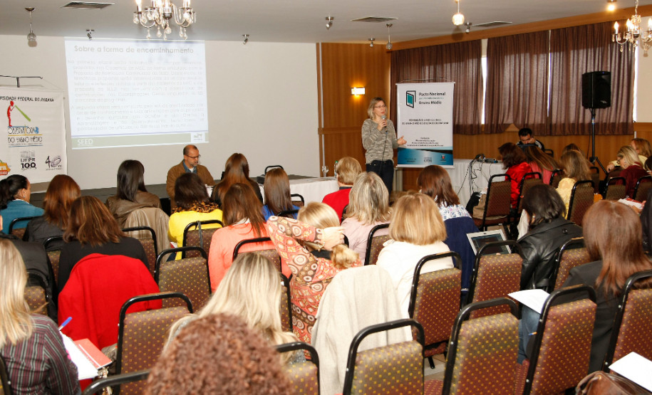 Os professores destacados como formadores regionais e supervisores do Pacto Nacional do Ensino Médio no Paraná participam, em Curitiba, de curso de formação.