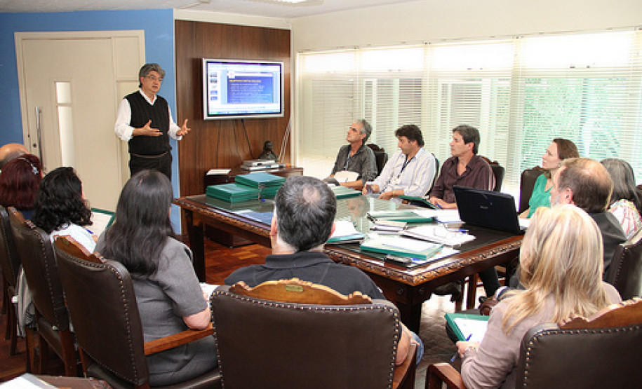 O grupo, criado pelo governo em julho e formado por representantes de pais, professores e diversas instituições, fez primeira reunião nesta quarta-feira. Balanço dos avanços já obtidos na área este ano também foi apresentado.