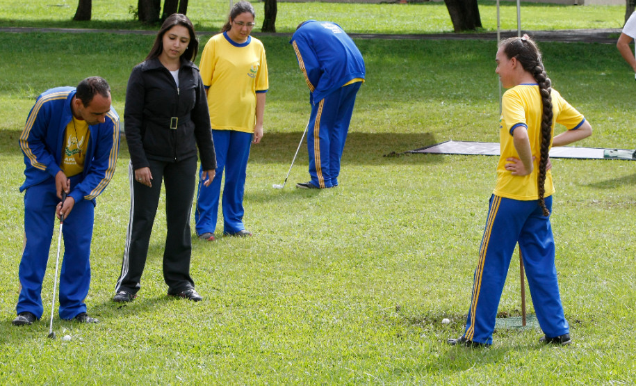 Entrega de quadra de golf 7 no complexo de Esportes do Tarumã. 16-04-14.