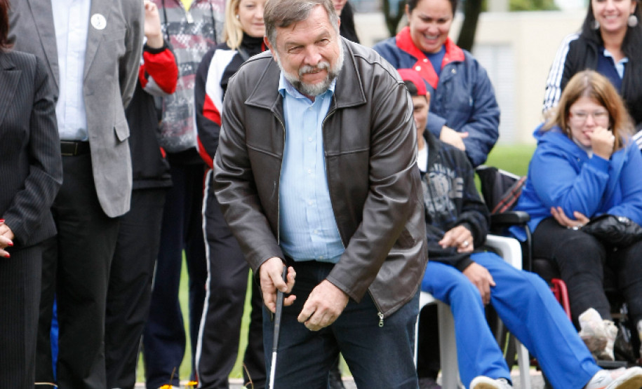 Entrega de quadra de golf 7 no complexo de Esportes do Tarumã. 16-04-14.