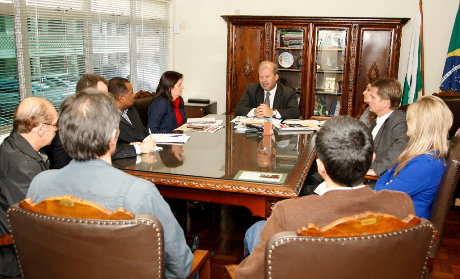 Reunião com o secretário Paulo Schmidt e diretoria da APP Sindicato. 16-04-14.
