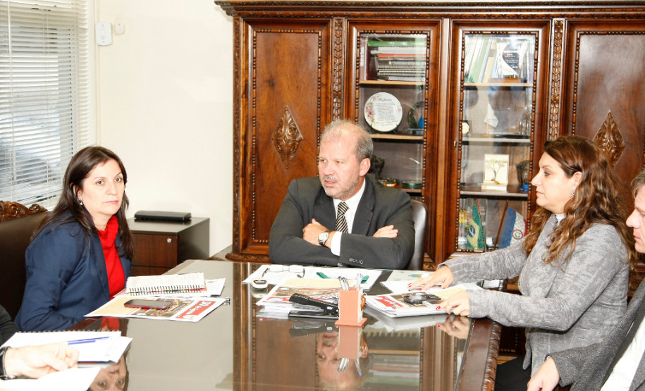 Reunião com o secretário Paulo Schmidt e diretoria da APP Sindicato. 16-04-14.