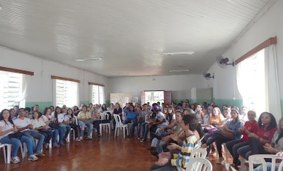 As discussões envolveram temas como drogadição, gravidez na adolescência, ciberbullying, entre outros.