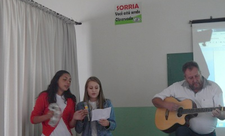 As discussões envolveram temas como drogadição, gravidez na adolescência, ciberbullying, entre outros.