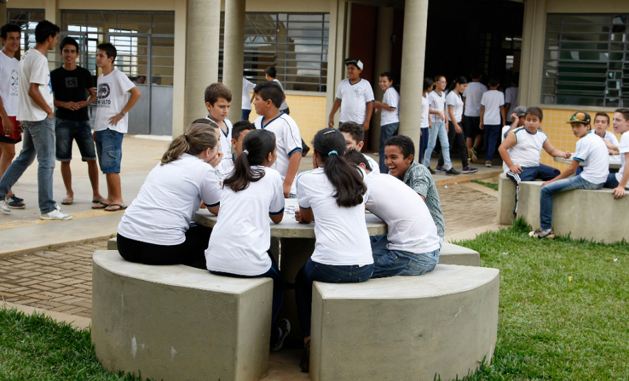 A Secretaria de Estado da Educação informa que as escolas estaduais do Paraná deverão ficar abertas para receber os alunos.