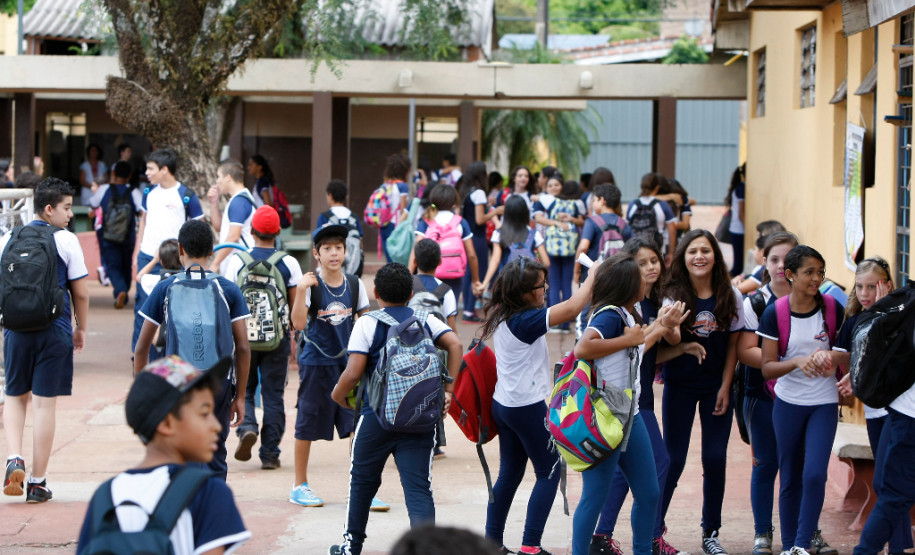 A Secretaria de Estado da Educação informa que as escolas estaduais do Paraná deverão ficar abertas para receber os alunos.