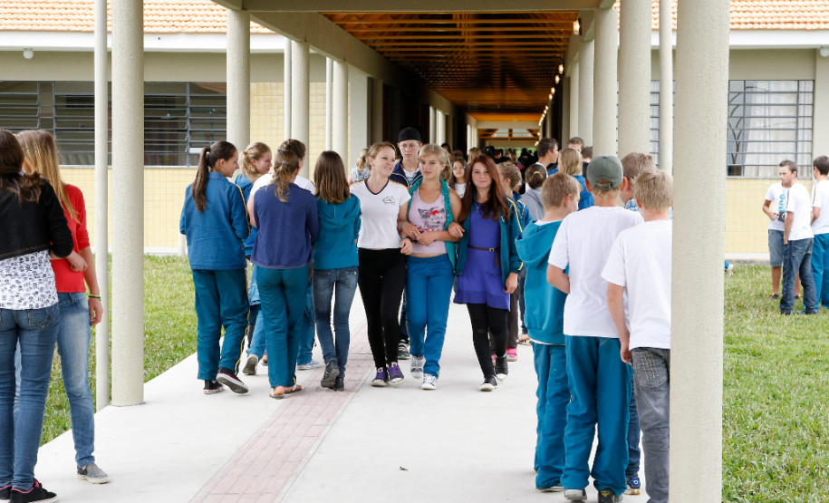 A Secretaria de Estado da Educação informa que as escolas estaduais do Paraná deverão ficar abertas para receber os alunos.