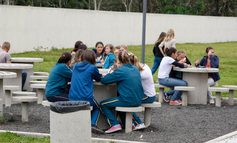 A Secretaria de Estado da Educação informa que as escolas estaduais do Paraná deverão ficar abertas para receber os alunos.