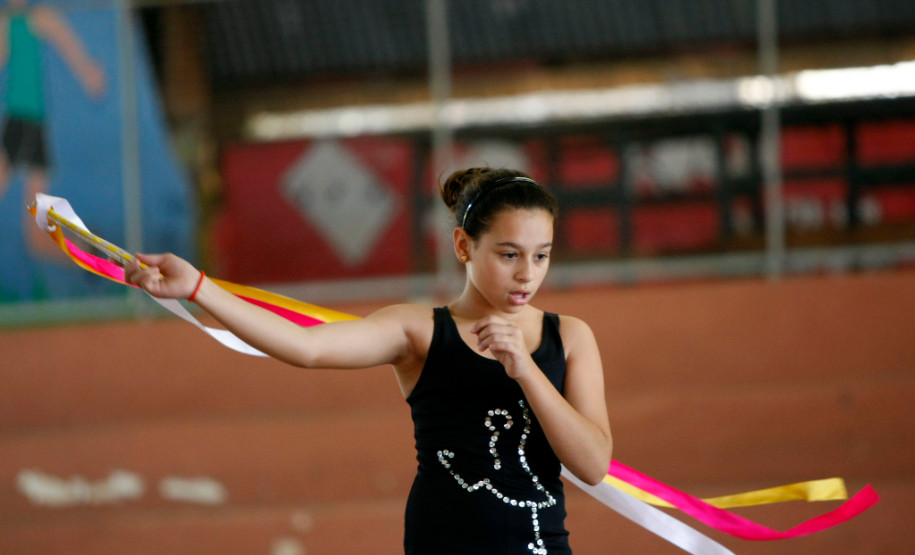 Cidade de Siqueira Campos, Colégio Estadual Professor Segismundo Antunes Netto, alunos tem aula de ginástica, na foto a aluna Isadora Bassani Marques. 02-04-14.