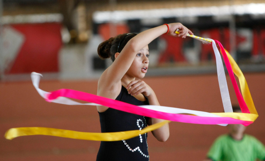 Cidade de Siqueira Campos, Colégio Estadual Professor Segismundo Antunes Netto, alunos tem aula de ginástica, na foto a aluna Isadora Bassani Marques. 02-04-14.