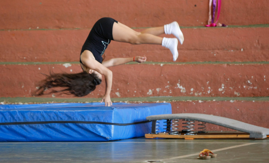 Cidade de Siqueira Campos, Colégio Estadual Professor Segismundo Antunes Netto, alunos tem aula de ginástica. 02-04-14.