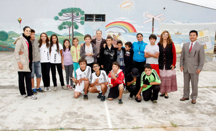 Colégio Estadual Maria Heloisa Casseli, alunos no contraturno tendo aula de Peteca. 14-04-14.