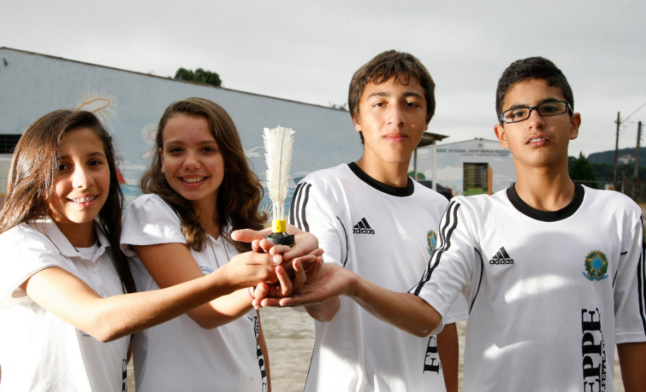 Colégio Estadual Maria Heloisa Casseli, alunos no contraturno tendo aula de Peteca. 14-04-14.