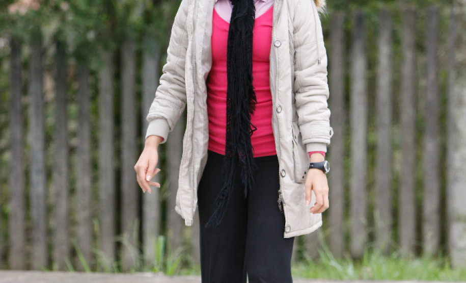 Colégio Estadual Maria Heloisa Casseli, alunos no contraturno tendo aula de Peteca, professora Luisa Ventury. 14-04-14.