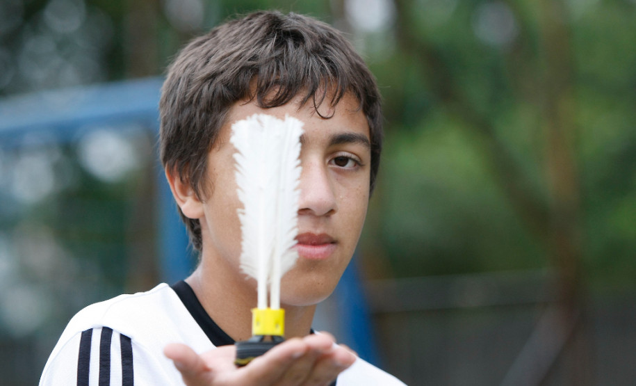 Colégio Estadual Maria Heloisa Casseli, alunos no contraturno tendo aula de Peteca, aluno Alan Veiga. 14-04-14.