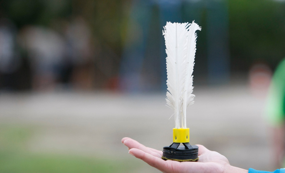 Colégio Estadual Maria Heloisa Casseli, alunos no contraturno tendo aula de Peteca. 14-04-14.