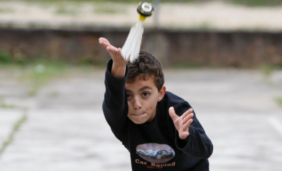 Colégio Estadual Maria Heloisa Casseli, alunos no contraturno tendo aula de Peteca. 14-04-14.