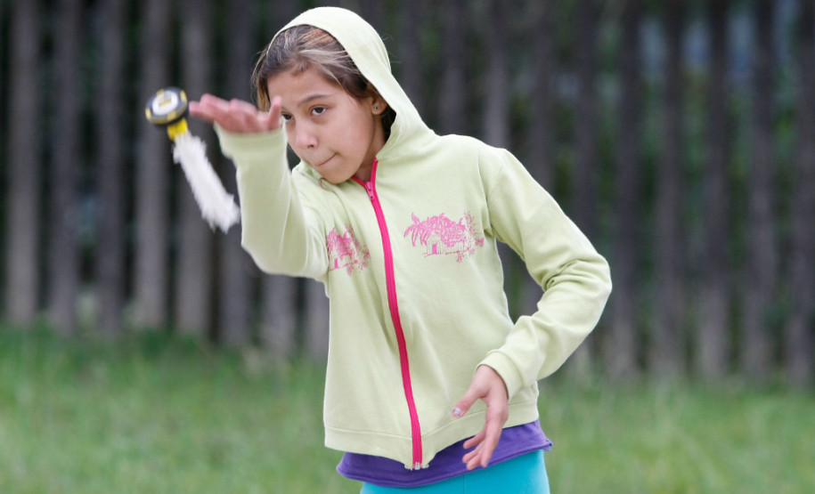 Colégio Estadual Maria Heloisa Casseli, alunos no contraturno tendo aula de Peteca. 14-04-14.
