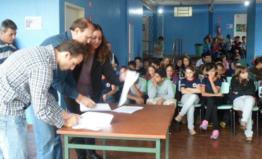 O contrato e a ordem de serviços para início das obras de reparos na Escola Estadual do Campo São Salvador, em Cascavel, foram assinados nessa terça-feira (22).