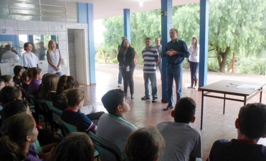O contrato e a ordem de serviços para início das obras de reparos na Escola Estadual do Campo São Salvador, em Cascavel, foram assinados nessa terça-feira (22).