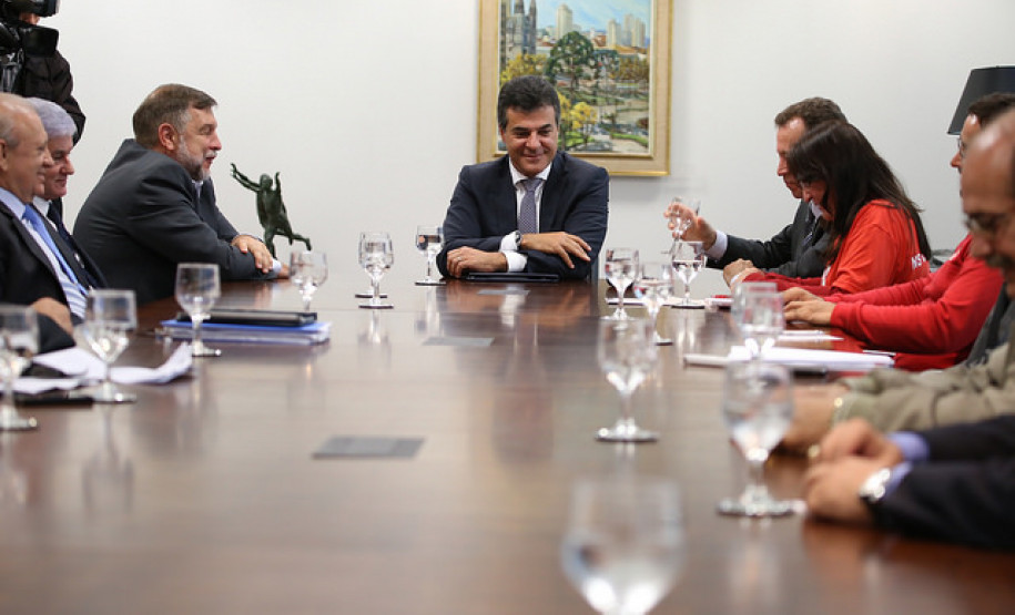 O governador Beto Richa se reuniu com representantes do sindicato de professores do Paraná nesta quarta-feira (23), no Palácio Iguaçu. No encontro, o Governo do Paraná, em acordo com o sindicato, selecionou alguns itens da pauta de reivindicações dos professores e funcionários da educação para discutir em próxima rodada de negociações que acontece nesta quinta-feira (24).