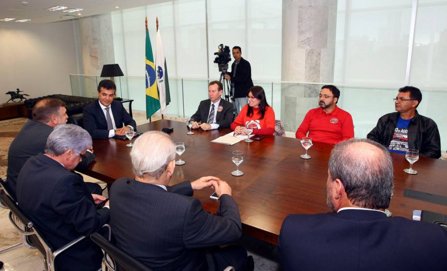 Governador Beto Richa recebe representantes da APP. Curitiba, 23/04/2014.