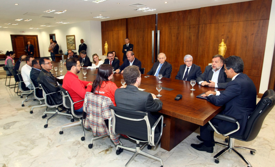 Governador Beto Richa recebe representantes da APP. Curitiba, 23/04/2014.