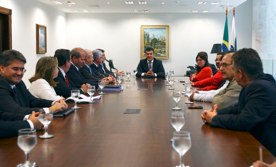 Governador Beto Richa recebe representantes da APP. Curitiba, 23/04/2014.