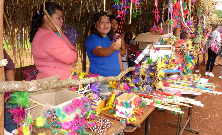 Escola Estadual Indígena Araju Porá e o Colégio Estadual Indígena Kuaa Mbo'e ambos em Diamante do Oeste realizaram Semana Cultural Indígena em parceria.