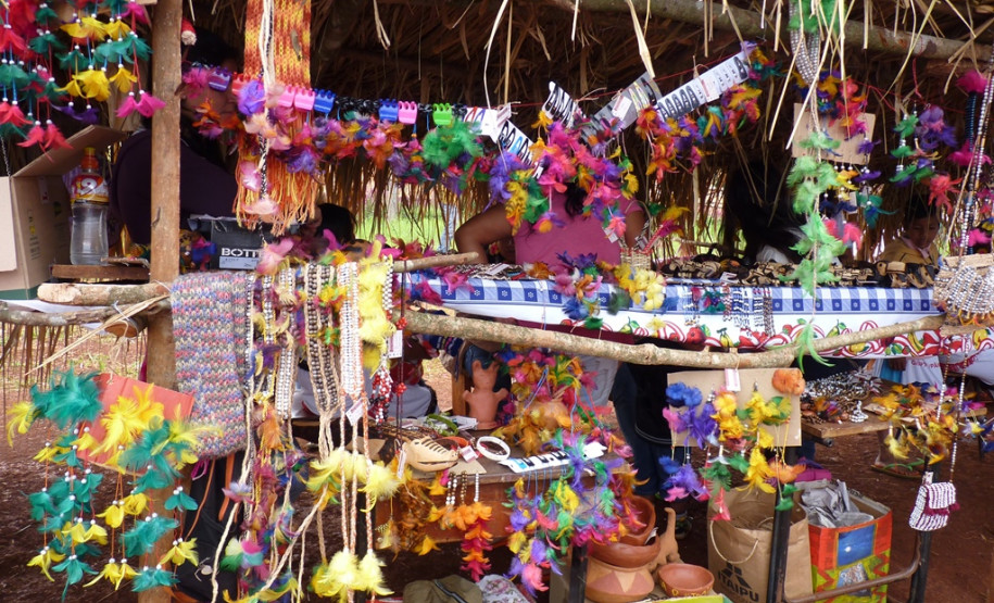 Escola Estadual Indígena Araju Porá e o Colégio Estadual Indígena Kuaa Mbo'e ambos em Diamante do Oeste realizaram Semana Cultural Indígena em parceria.