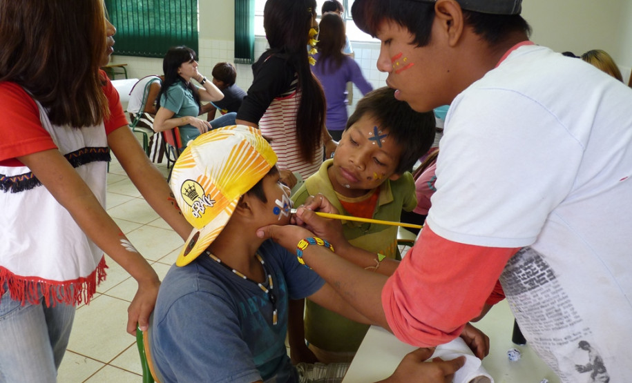 Escola Estadual Indígena Araju Porá e o Colégio Estadual Indígena Kuaa Mbo'e ambos em Diamante do Oeste realizaram Semana Cultural Indígena em parceria.